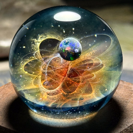 宇宙を封じたガラスアート ―宇宙を旅する星は炎のような軌跡を伴って