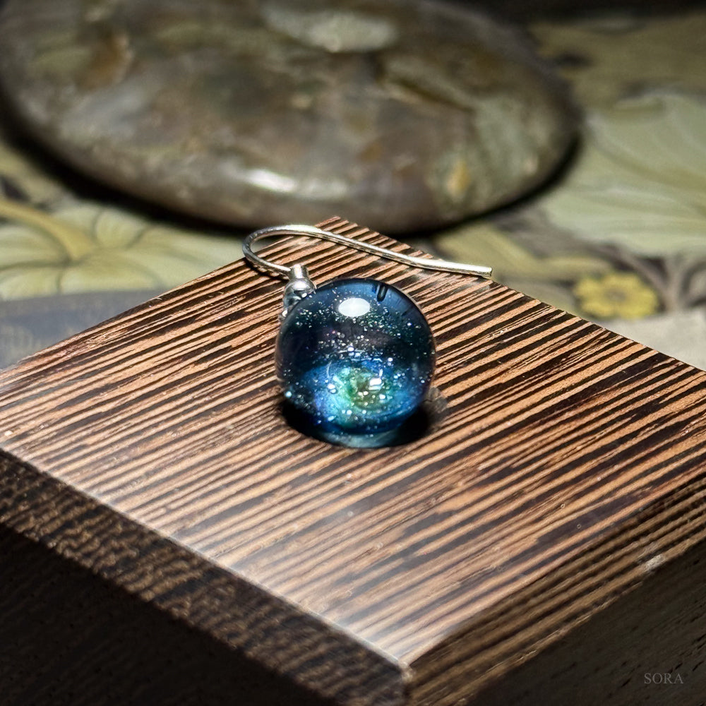 煌めきの宇宙ピアス アシンメトリーピアス