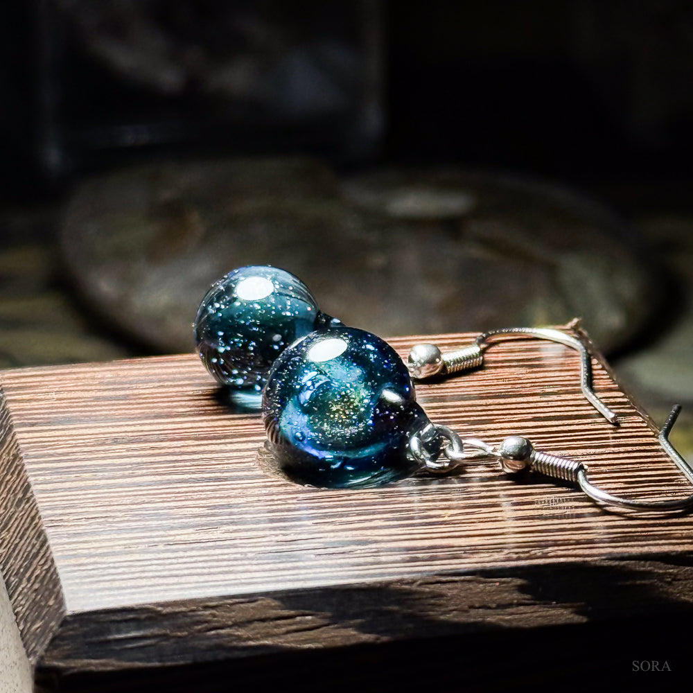 煌めきの宇宙ピアス アシンメトリーピアス