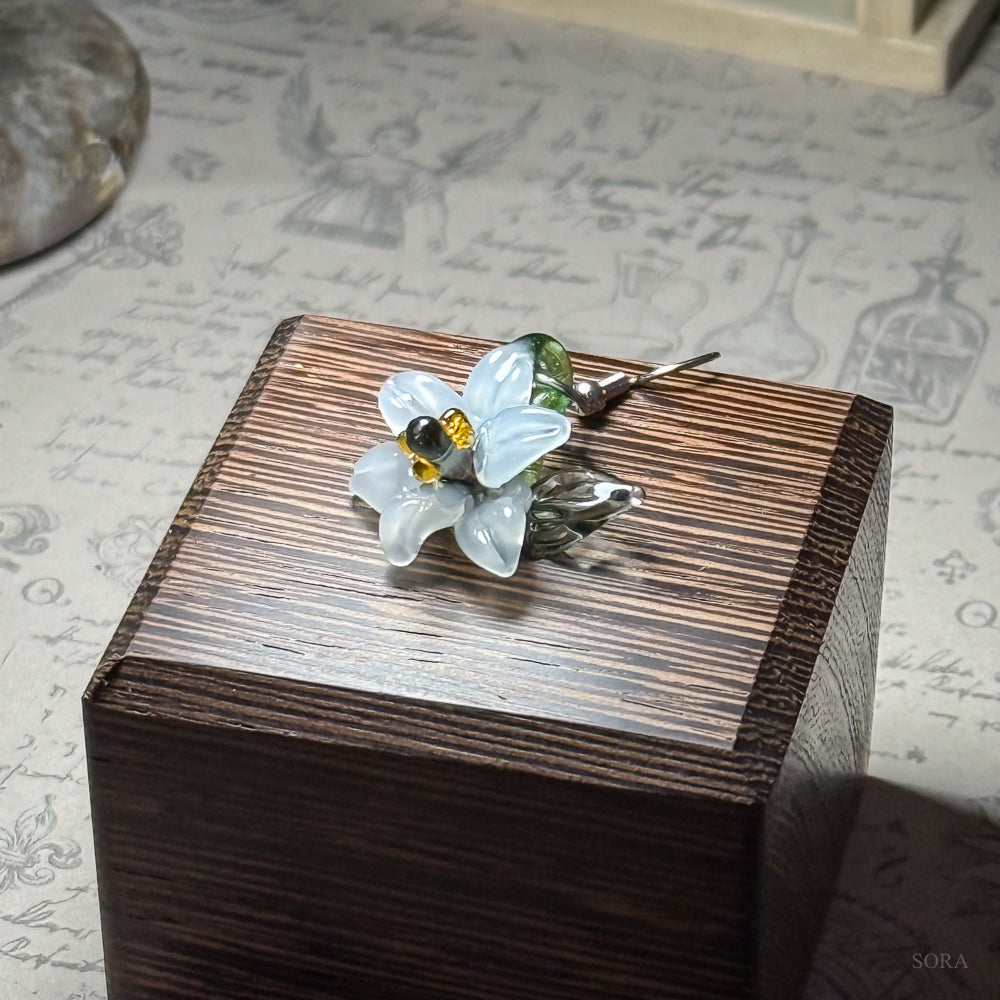 百合の片耳用ピアス