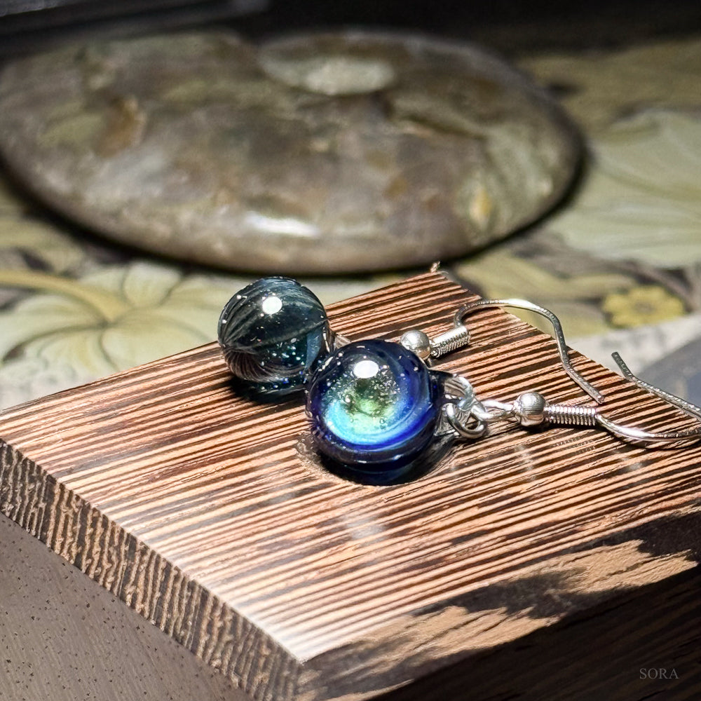 煌めきの宇宙ピアス　アシンメトリーピアス