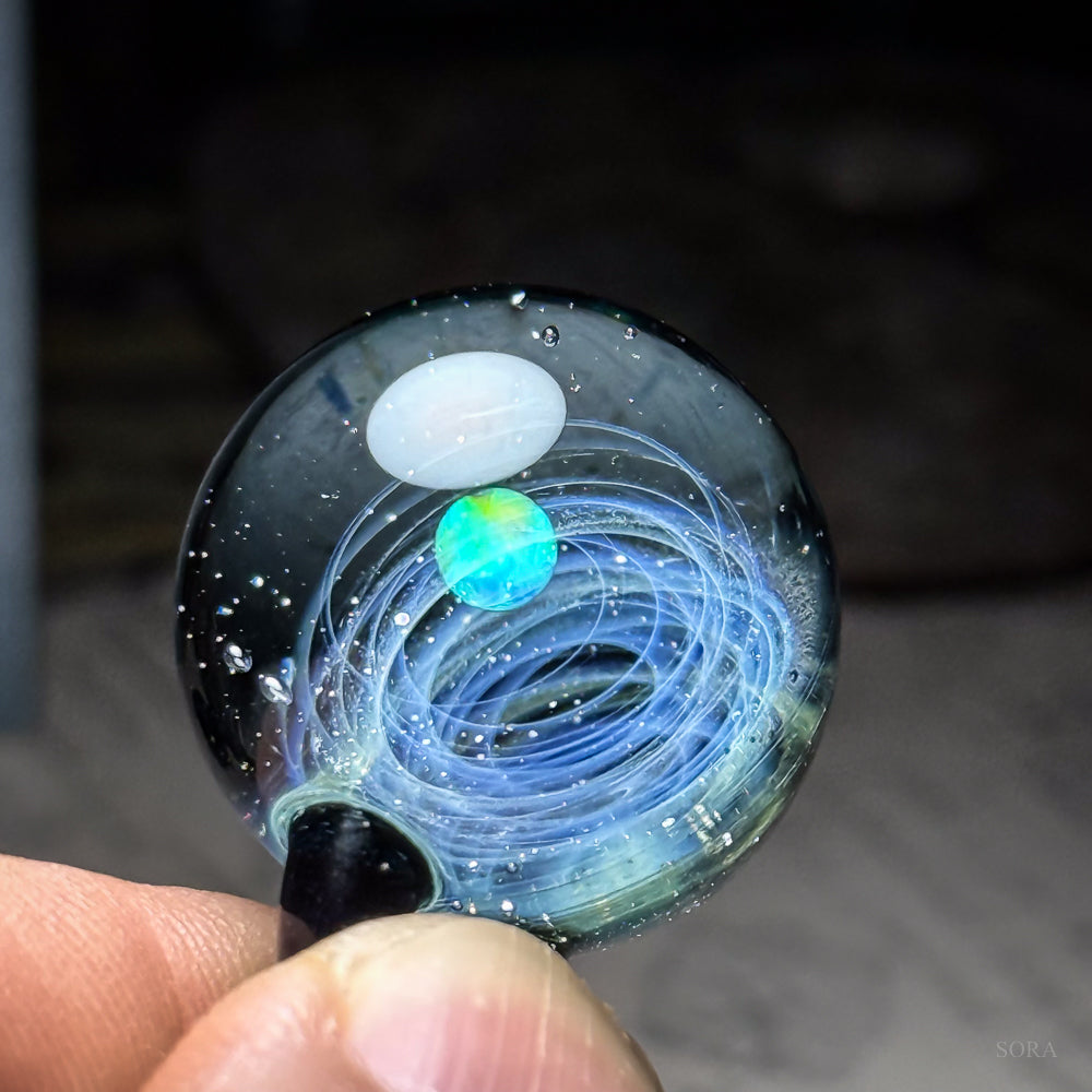 きらめきの宇宙ペンダント　淡いグリーンを感じる一点
