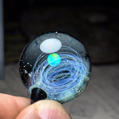 きらめきの宇宙ペンダント　淡いグリーンを感じる一点