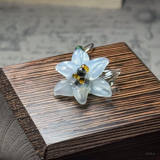 百合の片耳用ピアス