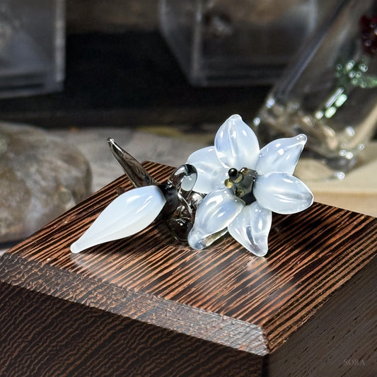 百合のアシンメトリーピアス