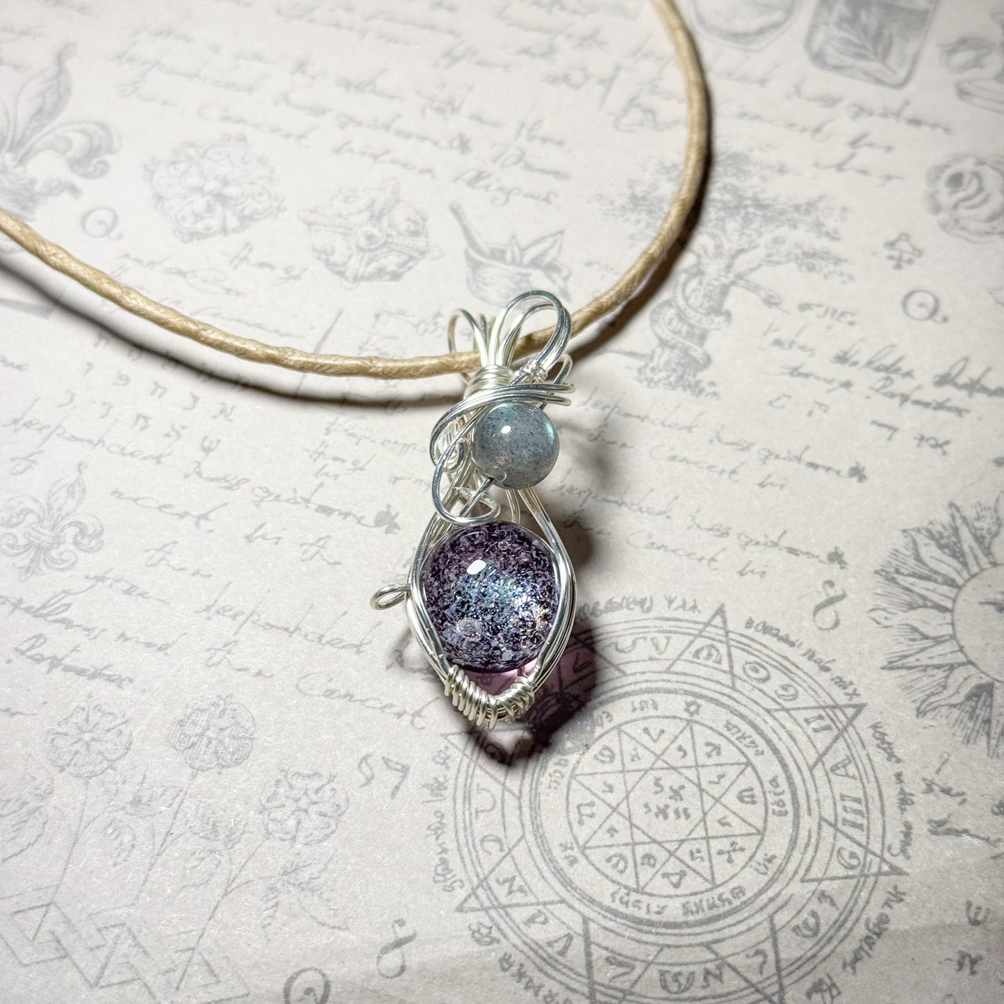 銀河の輝きとラブラドライトのワイヤーラッピングペンダント