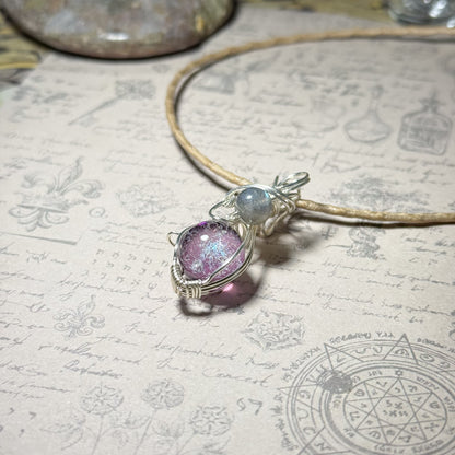 銀河の輝きとラブラドライトのワイヤーラッピングペンダント