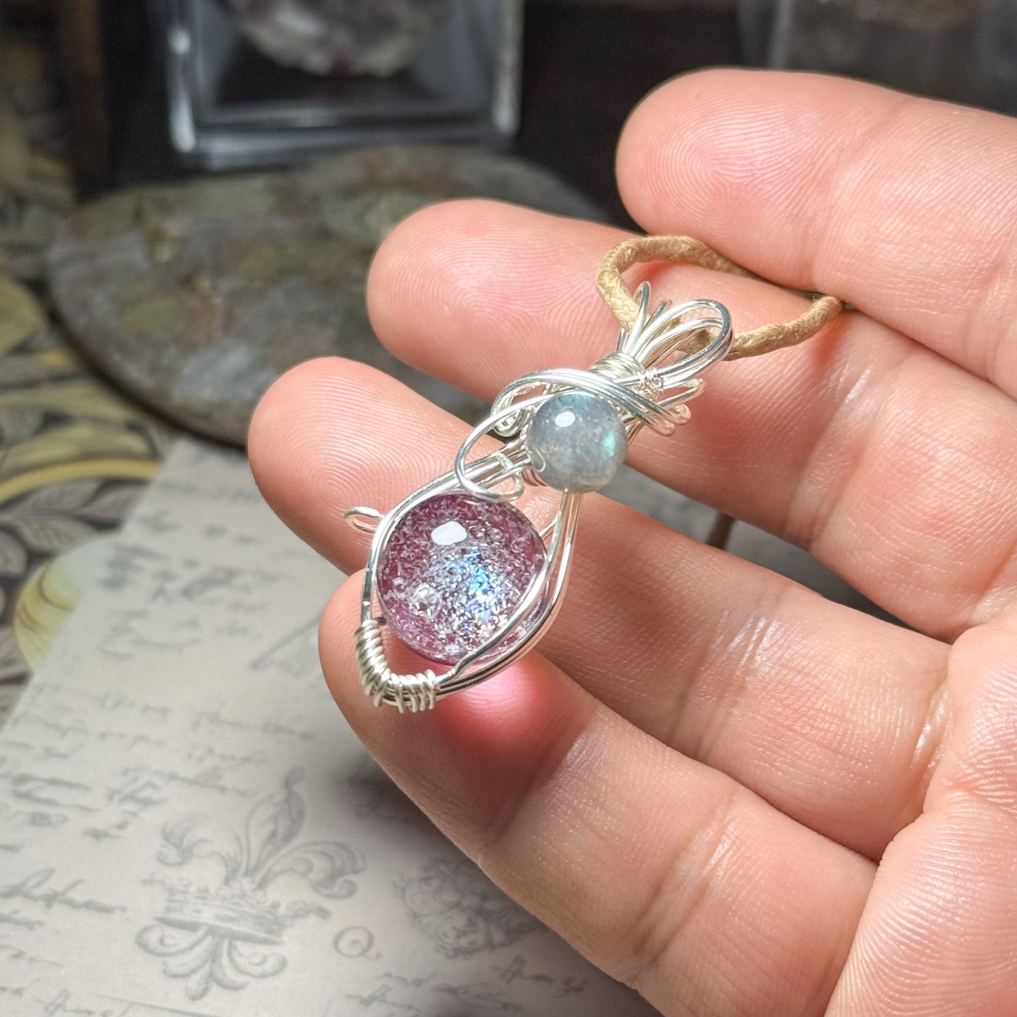 銀河の輝きとラブラドライトのワイヤーラッピングペンダント