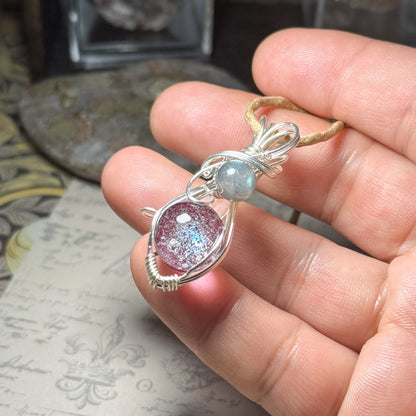 銀河の輝きとラブラドライトのワイヤーラッピングペンダント