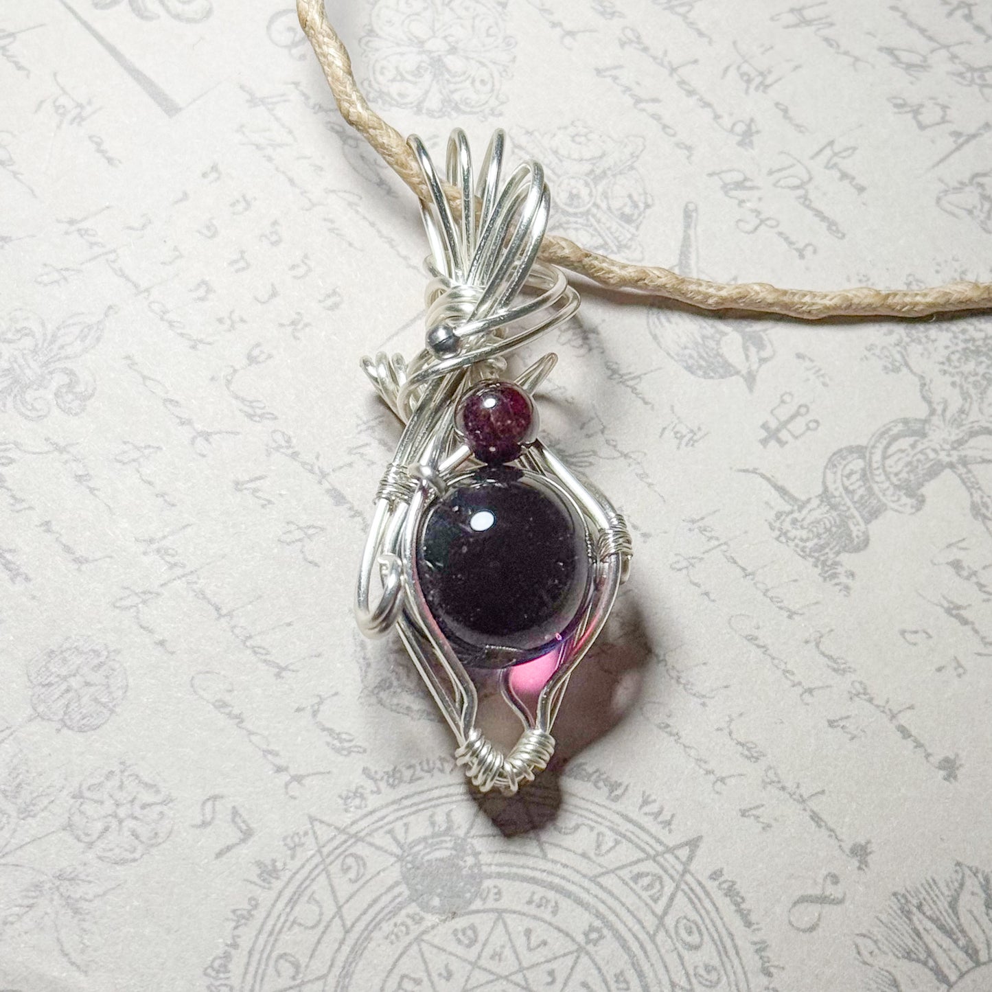 赤い銀河とガーネットのワイヤーラッピングペンダント