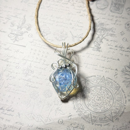 冬色ブルーのワイヤーラッピングペンダント