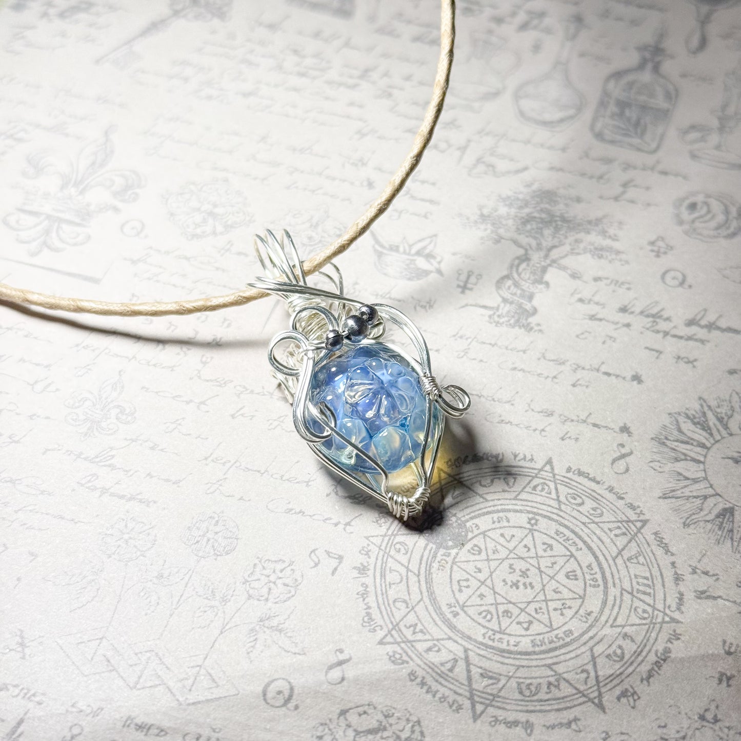 冬色ブルーのワイヤーラッピングペンダント