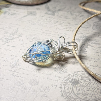 冬色ブルーのワイヤーラッピングペンダント