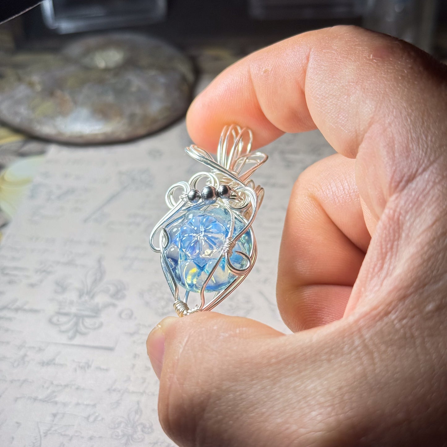 冬色ブルーのワイヤーラッピングペンダント