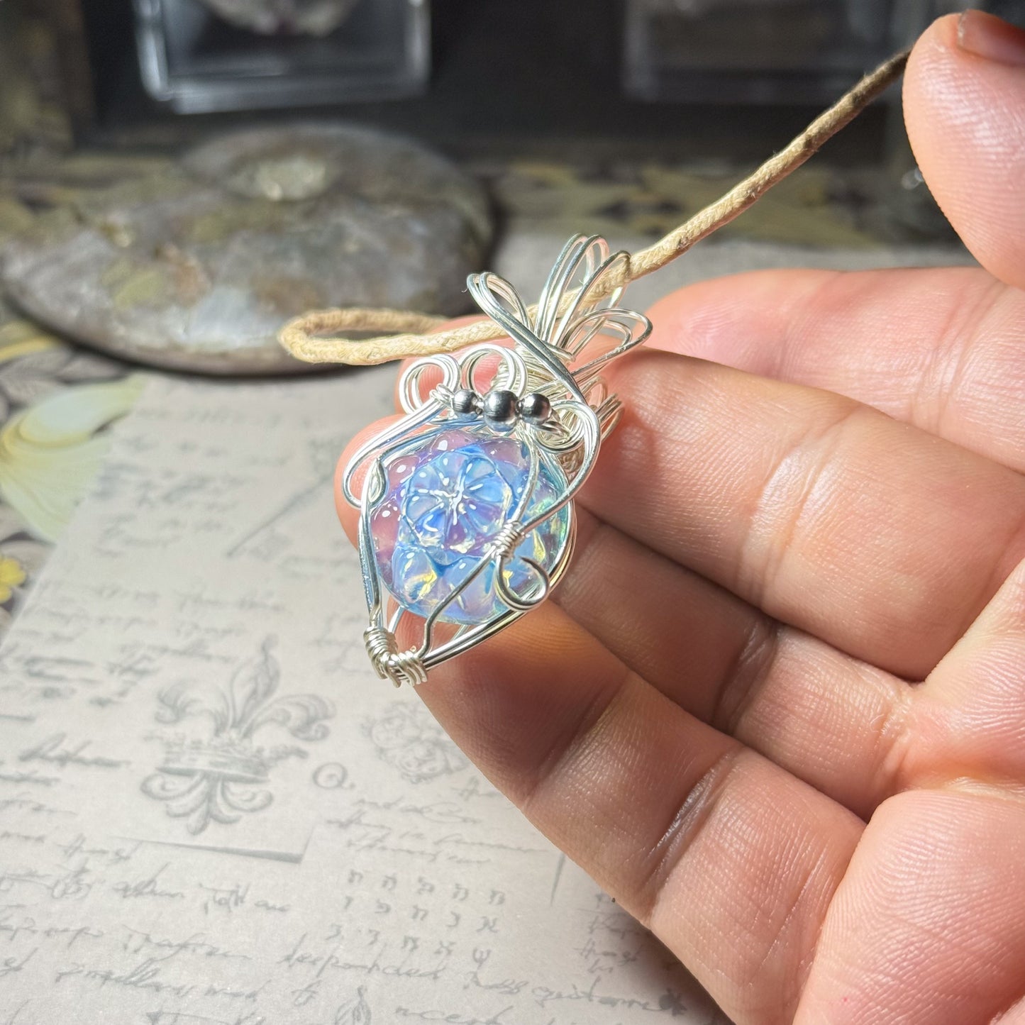 冬色ブルーのワイヤーラッピングペンダント