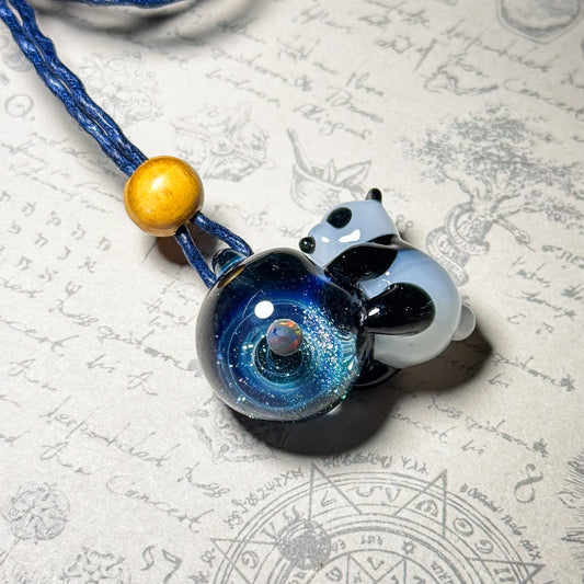 宇宙を抱っこするパンダペンダント