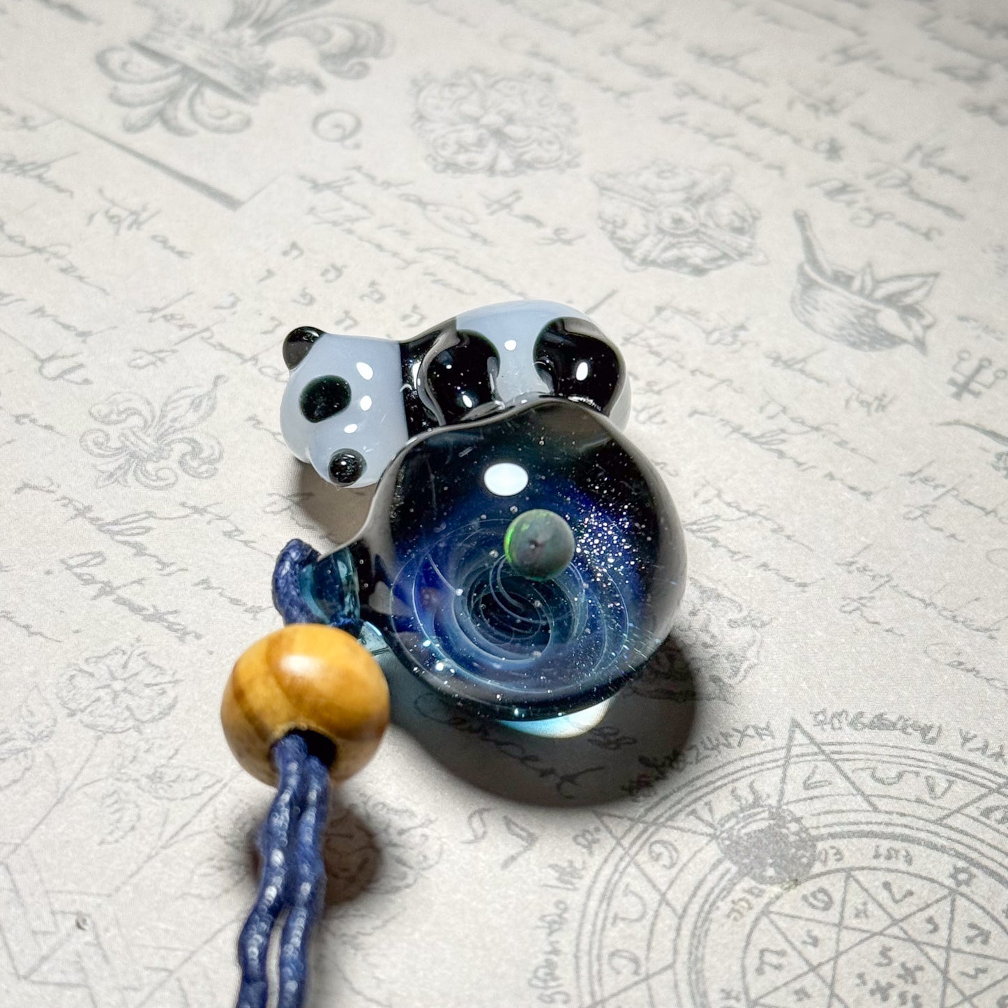 宇宙を抱っこするパンダペンダント