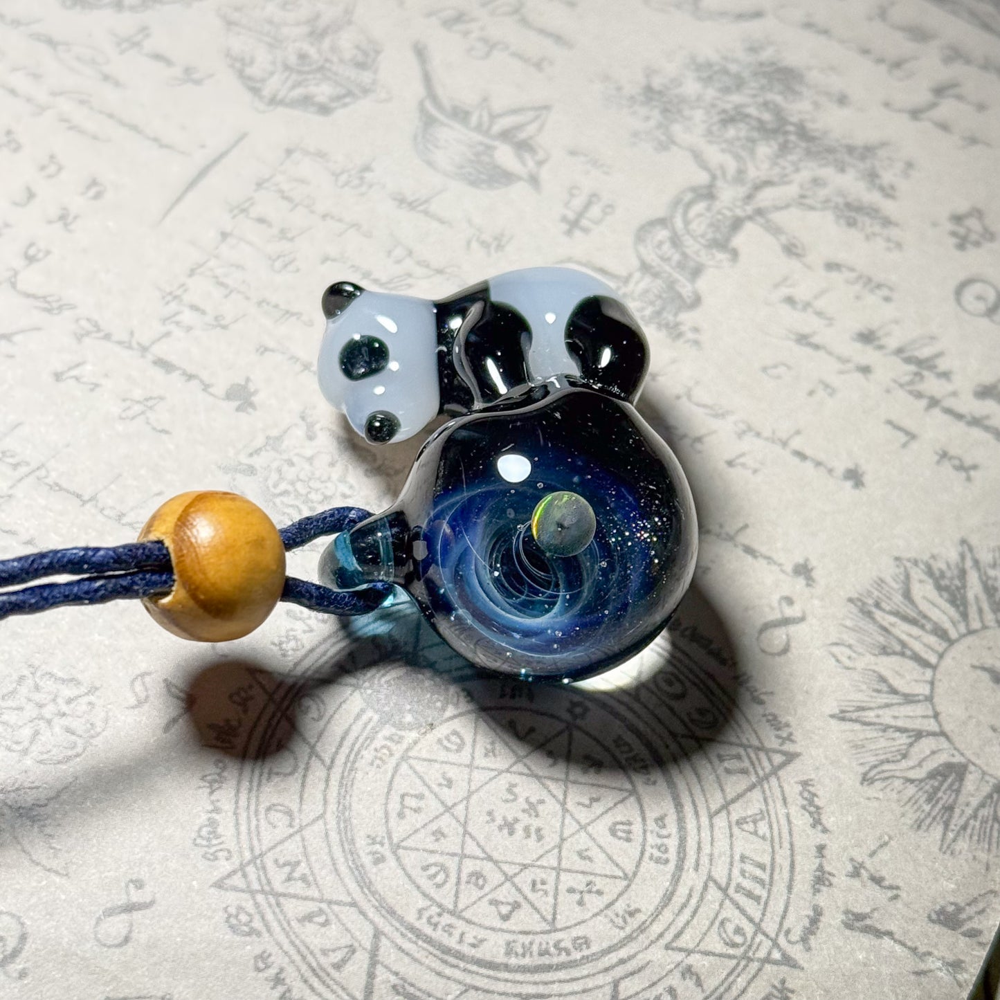 宇宙を抱っこするパンダペンダント