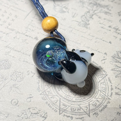 宇宙を抱っこするパンダペンダント