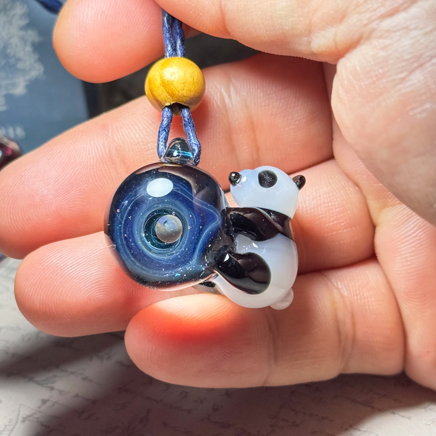 宇宙を抱っこするパンダペンダント