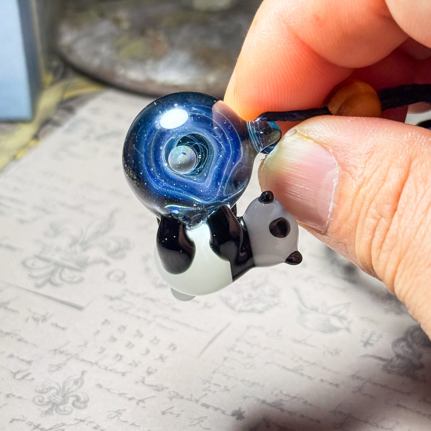 宇宙を抱っこするパンダペンダント