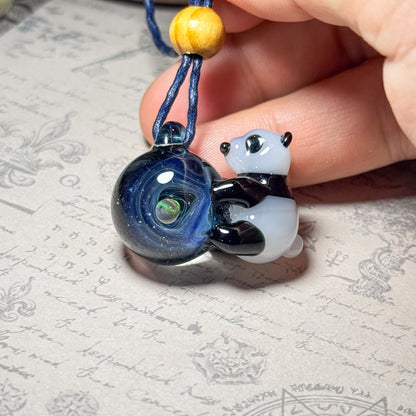 宇宙を抱っこするパンダペンダント